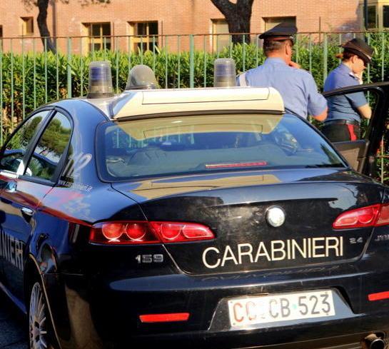 Strattonato e rapinato davanti alla stazione 