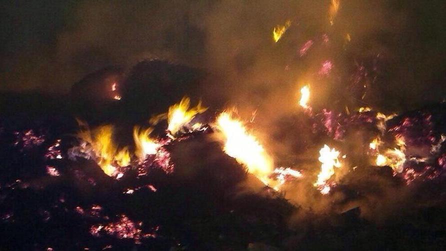 Incendio distrugge l’interno di un capannone agricolo