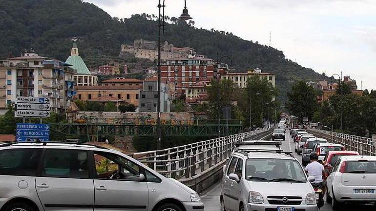 Ponte Trieste chiuso, traffico in tilt