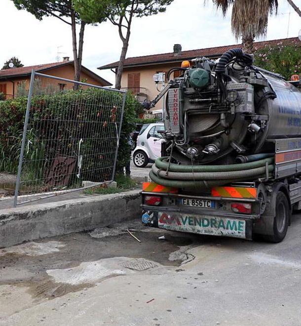 Non funzionano le pompe, i liquami finiscono in strada