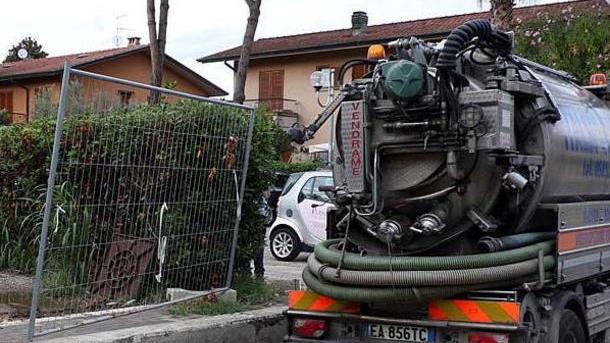 Non funzionano le pompe, i liquami finiscono in strada
