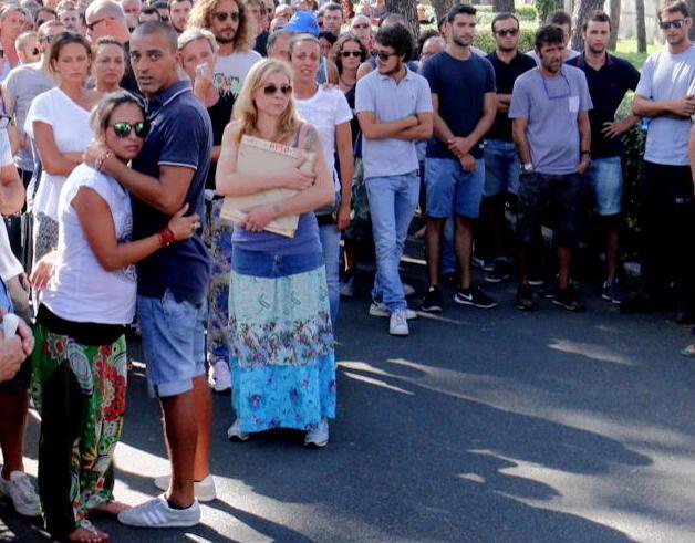 Addio a Luca Magnolfi Una folla per l’abbraccio