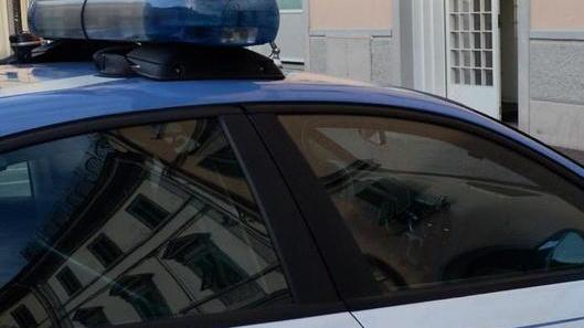 Il derubato blocca il ladro che ha 16 anni