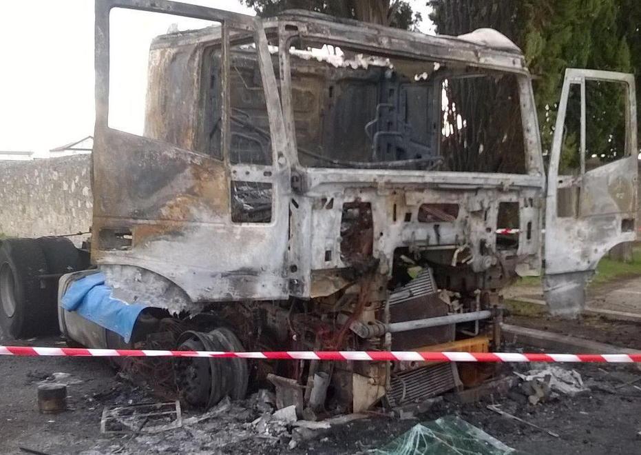 Prende fuoco un camion notte di paura a Vicarello 