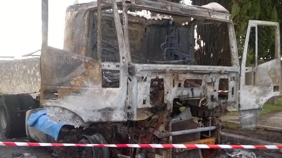 Prende fuoco un camion notte di paura a Vicarello