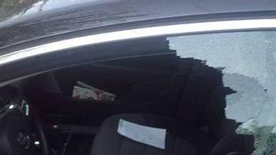 Ladri svuotano le auto in sosta