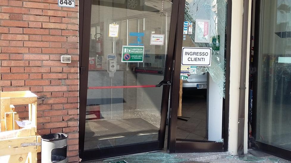 Spaccata la vetrina di Carglass
