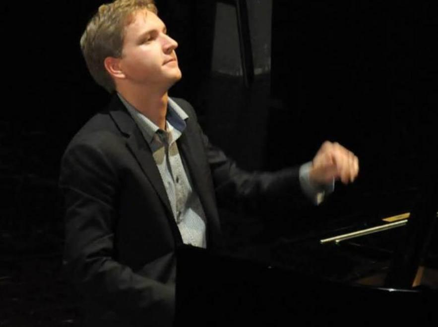 Il pianista Orlandini si esibisce in Rocca per la Summer School
