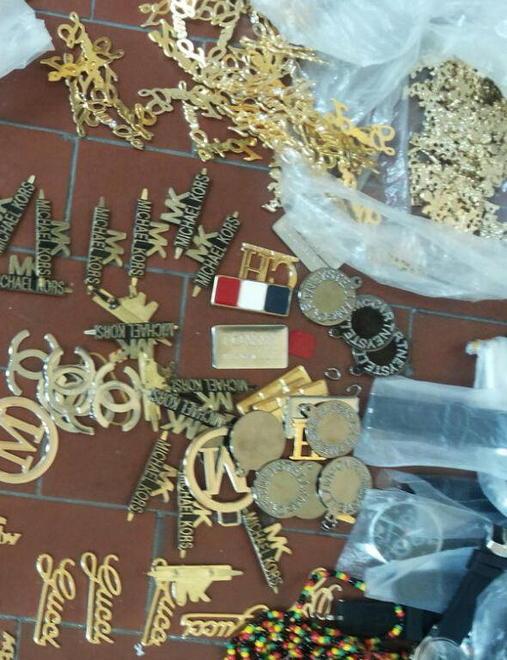 Sequestrate decine di oggetti in un blitz dei carabinieri