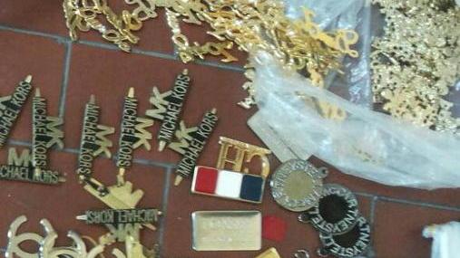 Sequestrate decine di oggetti in un blitz dei carabinieri