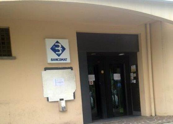 Fanno esplodere un bancomat, ma perdono migliaia di euro