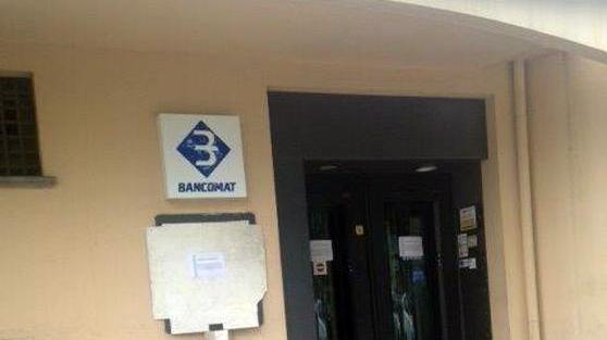 Fanno esplodere un bancomat, ma perdono migliaia di euro