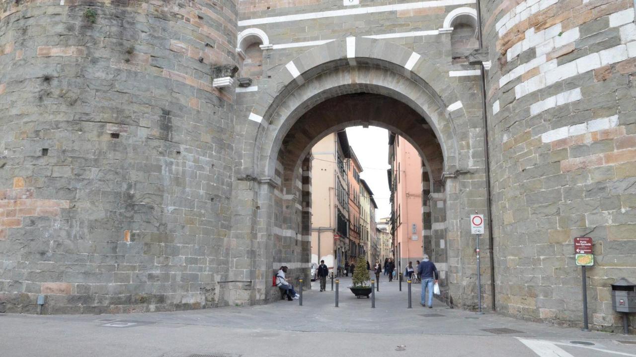 Fugge all'alt della polizia e si schianta contro un taxi