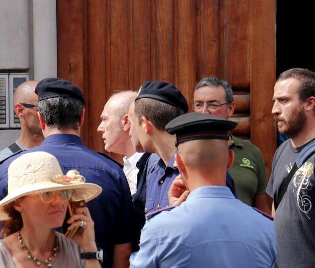 Tensioni allo sfratto sul viale della Libertà 