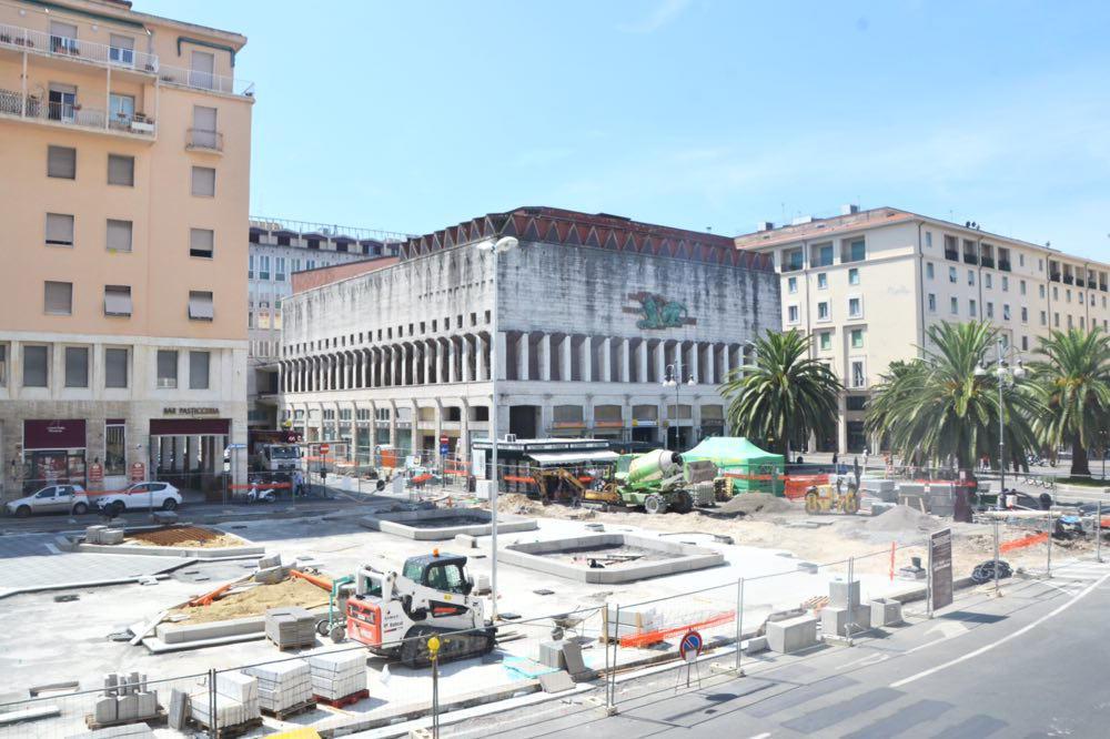 Da parcheggio a zona passeggio è la nuova piazza del municipio 