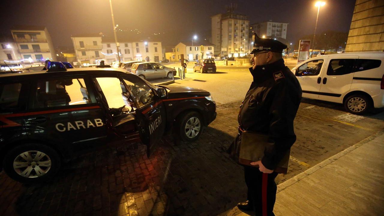 Spacciava sotto l'occhio della telecamera: arrestato in flagranza