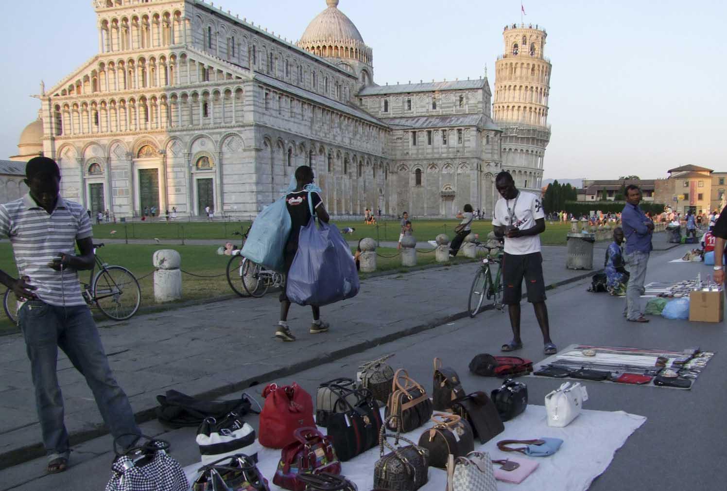 Due bancarellai denunciati per favoreggiamento