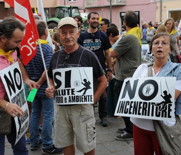 La manifestazione a Follonica contro l'inceneritore (foto Grassi)