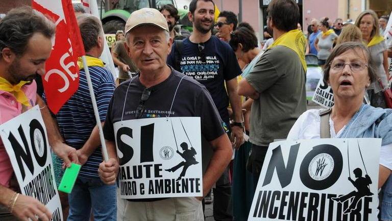 La manifestazione a Follonica contro l'inceneritore (foto Grassi)