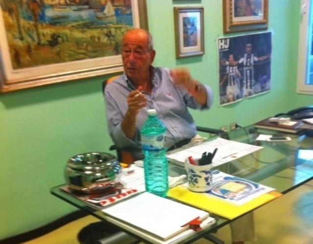Franco Bartolozzi sulla sua scrivania