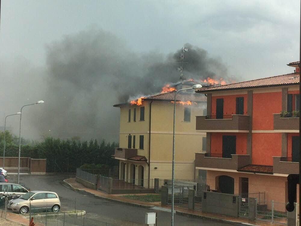 Incendio, palazzina in fiamme a Cavezzo: 3 famiglie evacuate 