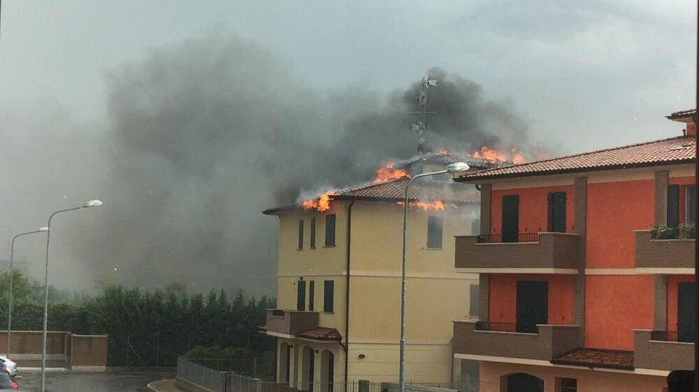 Incendio, palazzina in fiamme a Cavezzo: 3 famiglie evacuate