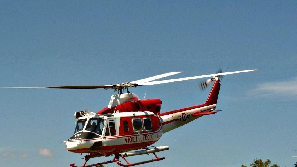 L'elicottero dei vigili del fuoco in servizio per il 118