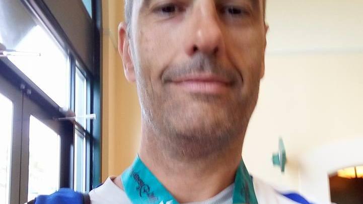 Tommaso Giannini con la medaglia d'oro ai mondiali di basket over 45