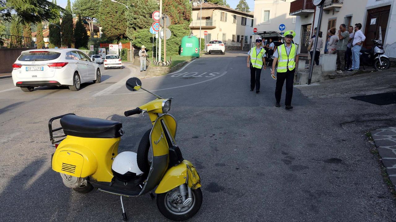 La Vespa 50 del diciottenne empolese dopo l'incidente (foto Agenzia Carlo Sestini)