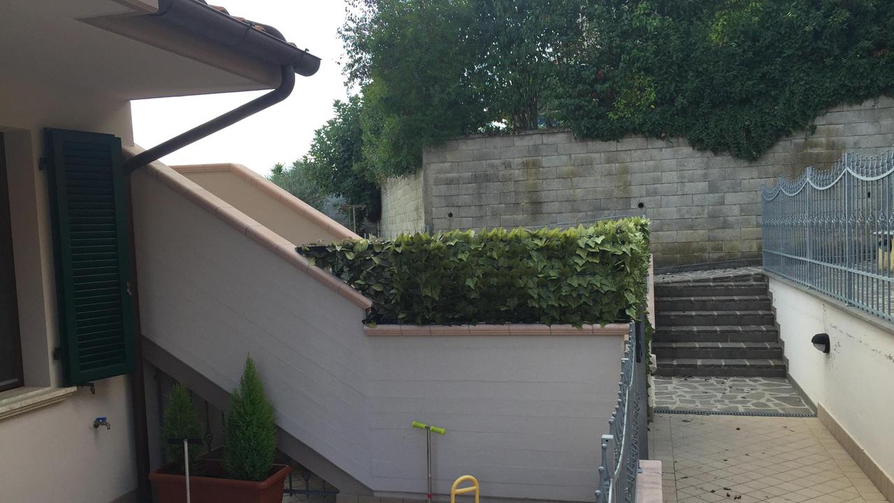 I giochi dei bambini nella corte e il vialetto dove è avvenuta l'aggressione (foto Franco Silvi)