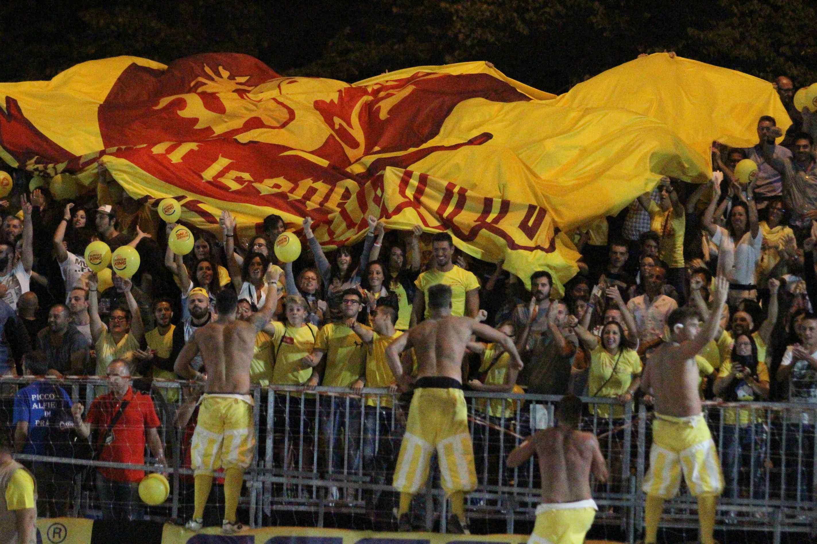 I calcianti Gialli festeggiano la vittoria insieme ai tifosi (foto Batavia)