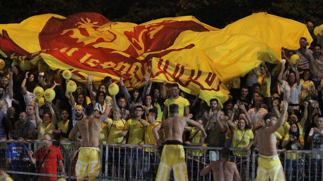 I calcianti Gialli festeggiano la vittoria insieme ai tifosi (foto Batavia)