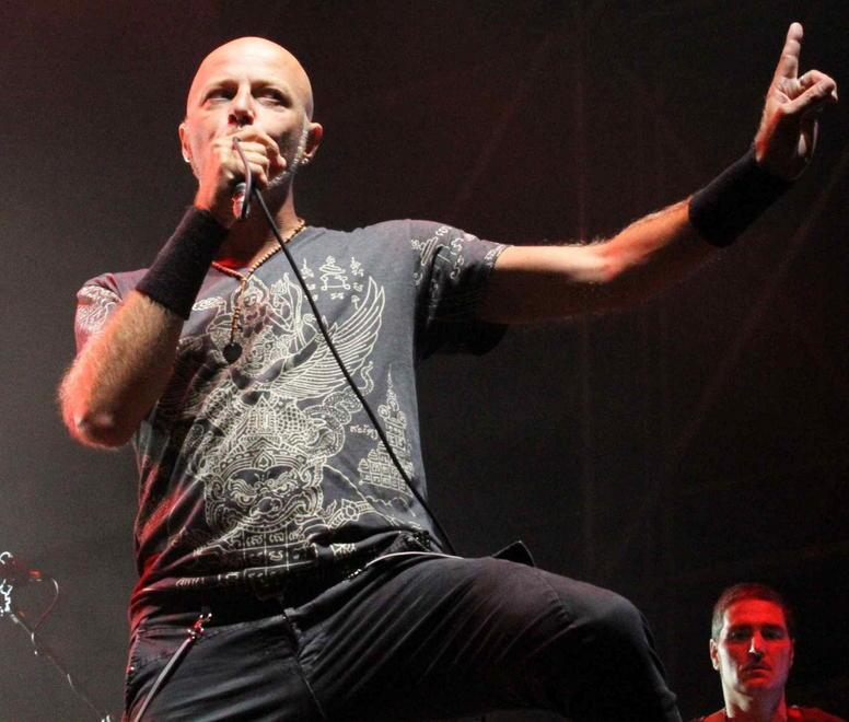 I Negrita fanno cantare e ballare il pubblico in piazza