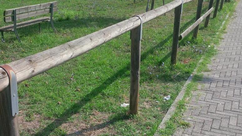 Smonta la staccionata pubblica messo in fuga dai residenti