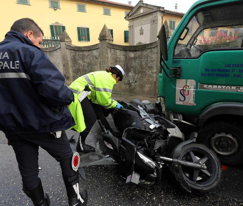 Gravissimo dopo lo scontro ma è mistero sulle generalità 
