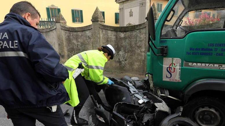 Gravissimo dopo lo scontro ma è mistero sulle generalità