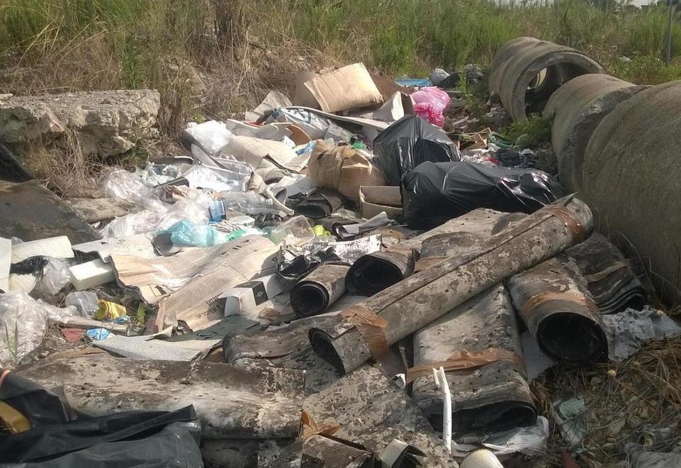 Le periferie deturpate dalle discariche abusive 