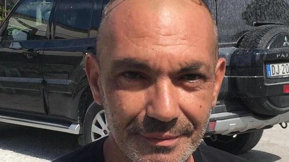 Si getta fra le fiamme per evitare l’esplosione