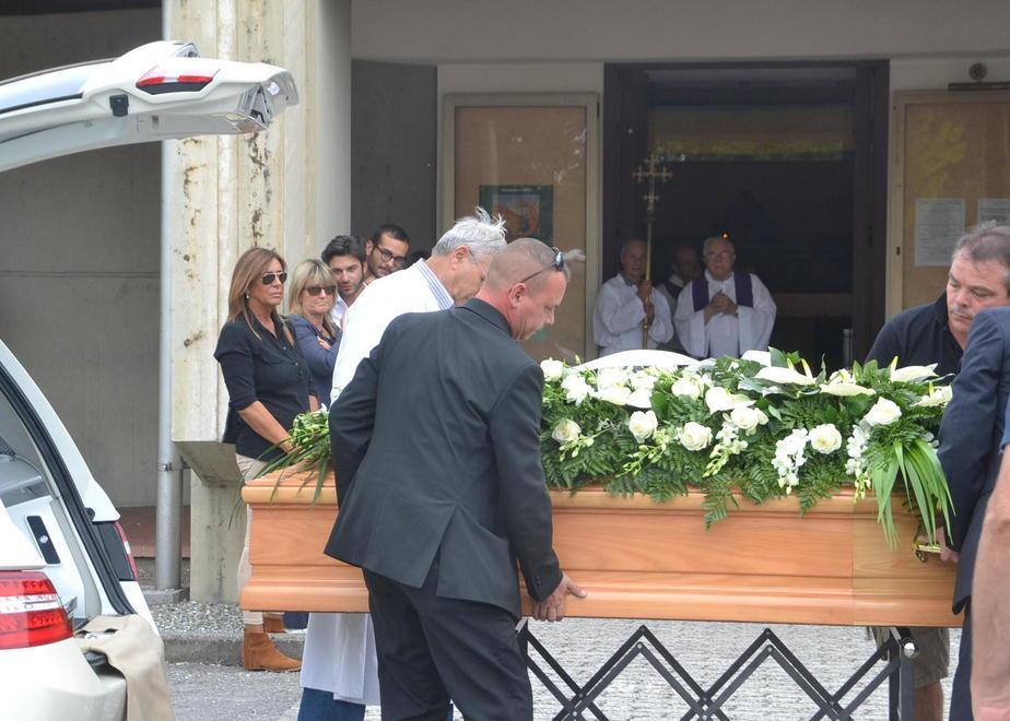 Fiori bianchi e lacrime per Nicola 