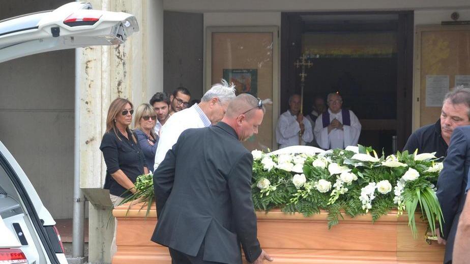 Fiori bianchi e lacrime per Nicola