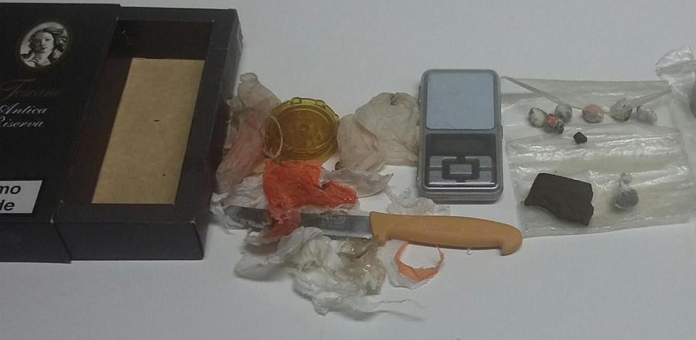 Droga, coltelli e bilancine due minorenni nei guai 