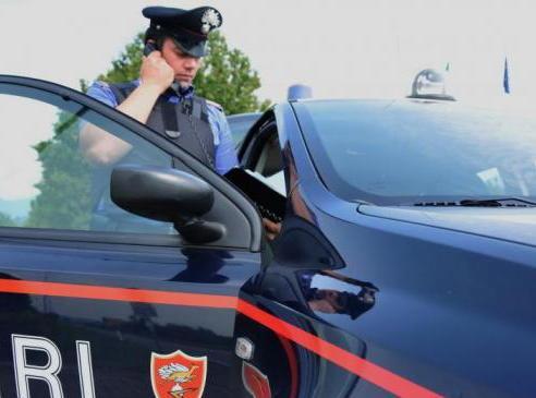Rimasti in costume, li veste un carabiniere 