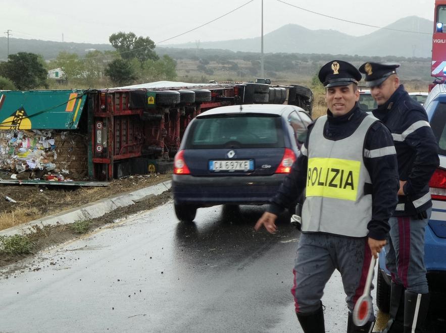 Autoarticolato si ribalta, 131 bloccata per 5 ore