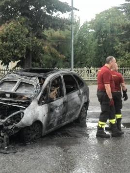 Auto in fiamme in via Radici Arrivano pompieri e polizia