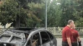 Auto in fiamme in via Radici Arrivano pompieri e polizia