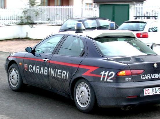 «Via da mia figlia», e impugna un coltello 