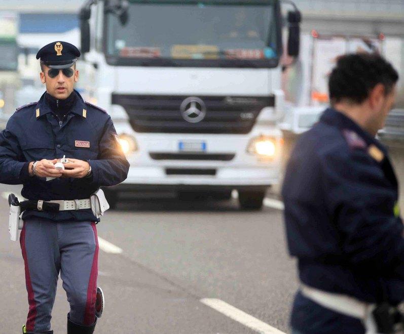 Stanno per svuotare un tir ma i poliziotti li bloccano 