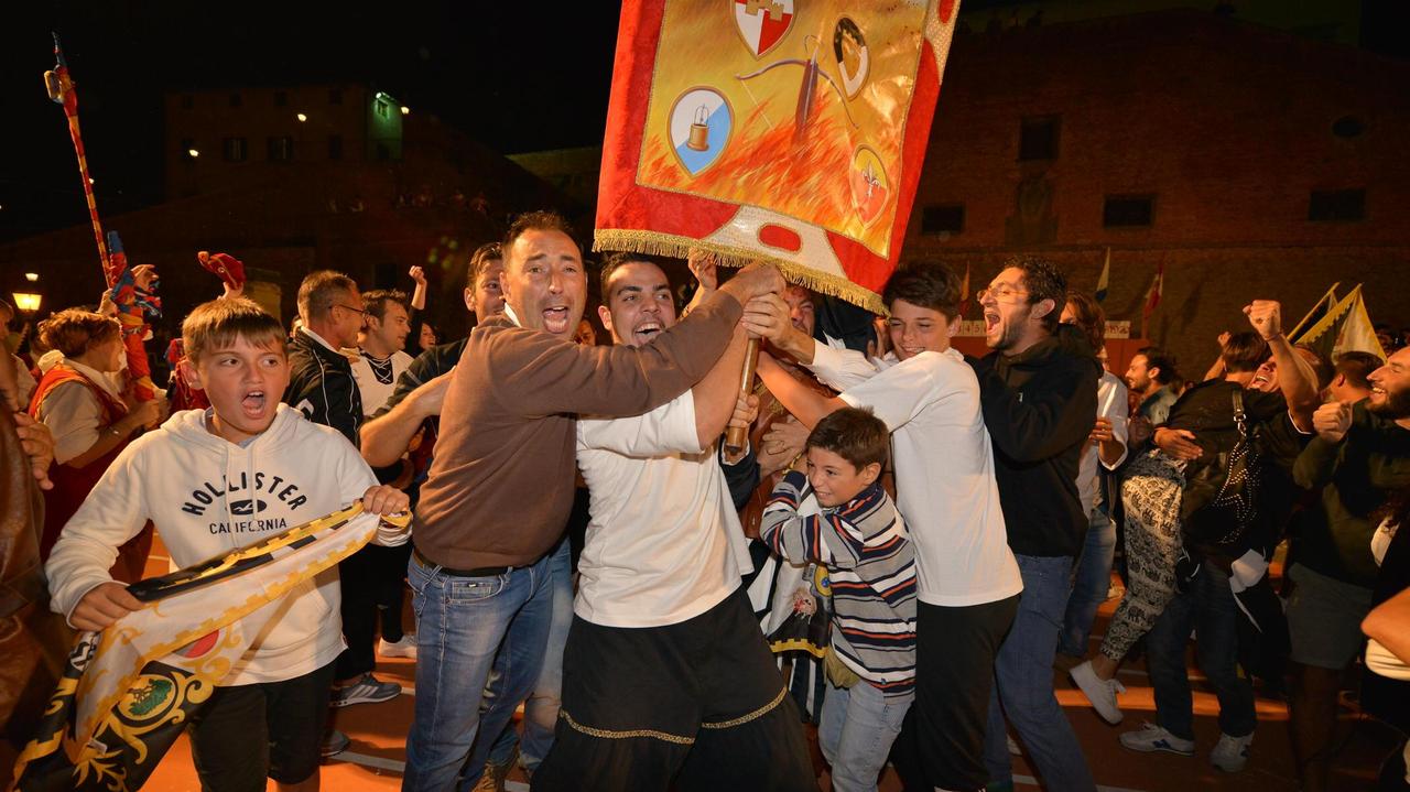 L'esultanza della contrada Caracosta (foto Agenzia Sestini)