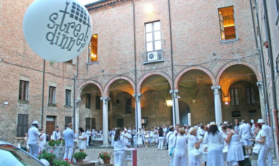 Ferrara, Street Dinner più forte del maltempo 