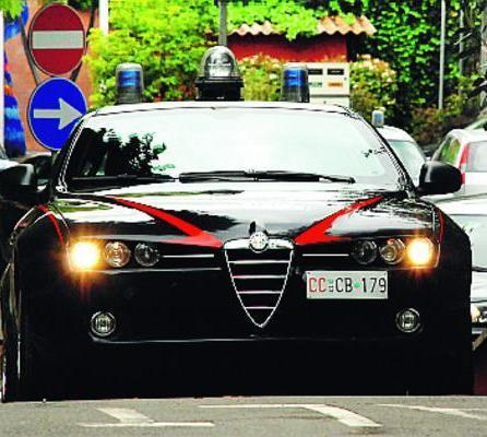 Lido Estensi, aggredisce i carabinieri 